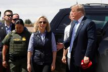 Kirstjen Nielsen (levo) in Donald Trump