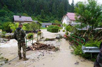 Številne ceste po Sloveniji so še vedno zaprte