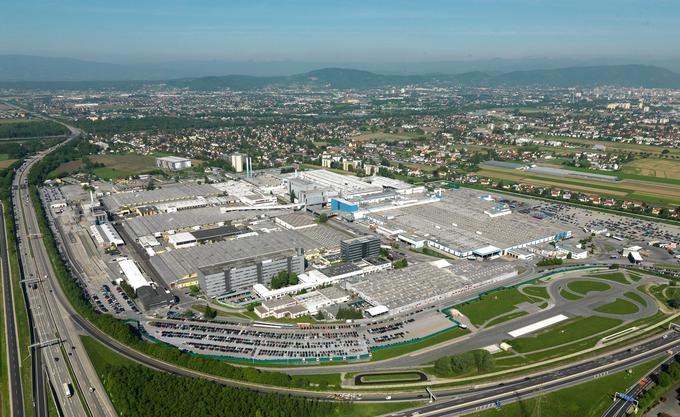 Pogled na tovarno Magna Steyr v Gradcu, kamor na delo odhajajo tudi Slovenci. | Foto: Magna Steyr