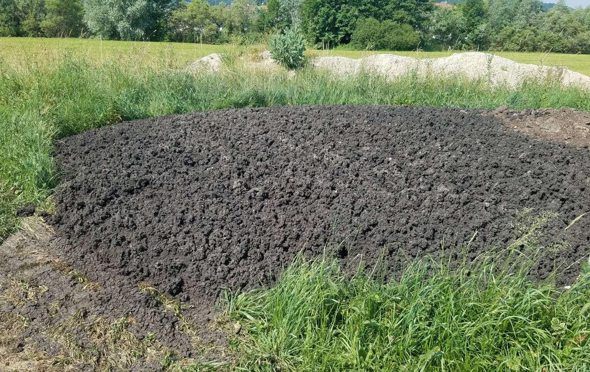 Odpadno blato | "Motiv sodelujočih je bilo torej izključno koristoljubje, ne glede na posledice, ki so in bi še lahko nastale v naravnem okolju," pojasnjujejo na Policijski upravi Celje. | Foto STA