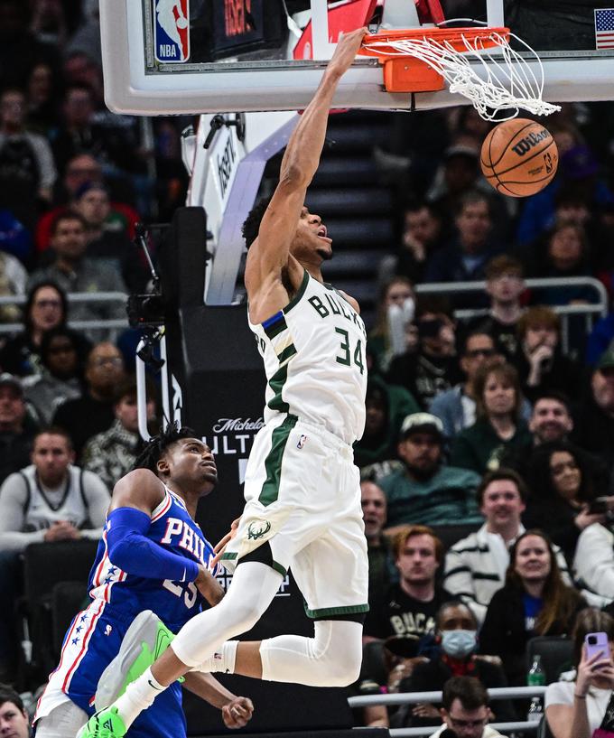 Giannis Antetokounmpo je bil nerešljiva uganka za obrambo 76ers. | Foto: Reuters