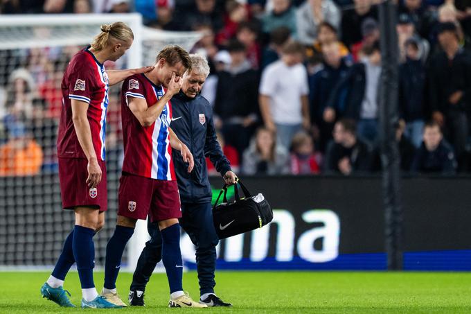 Tako je Martin Odegaard v solzah po poškodbi gležnja zapuščal igrišče na tekmi z Avstrijo. Kapetanski trak je dal Erlingu Haalandu. | Foto: Guliverimage