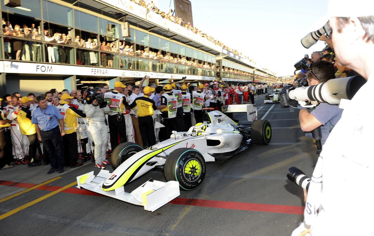 Jenson Button Brawn 2009 | Ekipa je bila pred ukinitvijo, a jo je Ross Brawn rešil sam in na prvo dirko v Melbourne pripeljal šampionski dirkalnik. | Foto Reuters