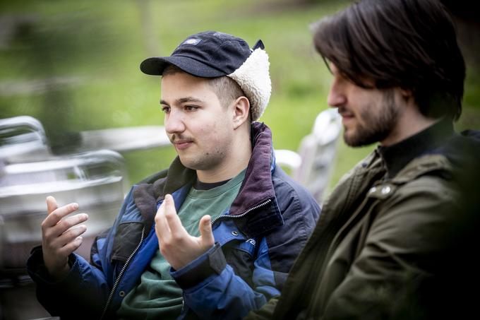 "Res se kaže to pravilo, da je pomembnejše, da si zanimiv, karizmatičen in izstopaš, kot pa to, da znaš igrati kitaro," je povedal pevec in kitarist zasedbe Boris. | Foto: Ana Kovač