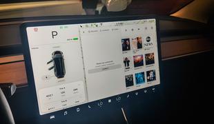 Tudi v Tesline avtomobile Slovencev kmalu YouTube in Netflix