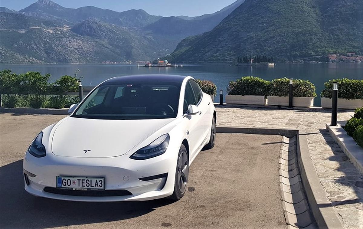 tesla 3 | Slovenska električna tesla 3 ob črnogorskem morju | Foto Društvo DEMS