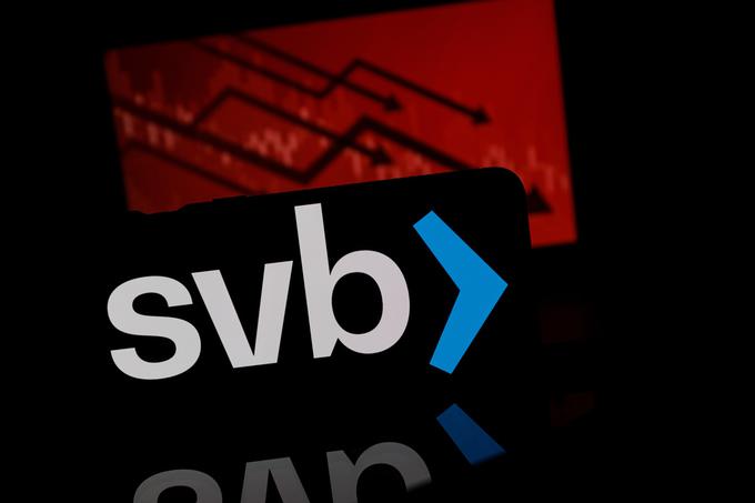 V zadnjih dneh se zaradi propada ameriških bank Silicon Valley Bank in Signature Bank ter ponedeljkovega drastičnega upada cen delnic številnih ameriških bank še pred odprtjem newyorške borze pojavljajo številne katastrofalne napovedi in prerokbe, da gre za ponovitev scenarija iz leta 2008 in uvod v novo finančno krizo. Nekateri finančni analitiki po drugi strani medtem mirijo, da se to najverjetneje ne bo zgodilo, ker je ameriška centralna banka ukrepala dovolj hitro. | Foto: Shutterstock