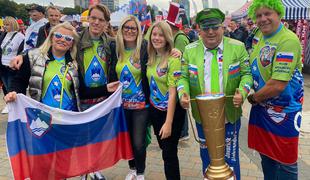 Najbolj znan slovenski navijač že ima pokal, Slovenci ogrevajo glasilke #foto #video