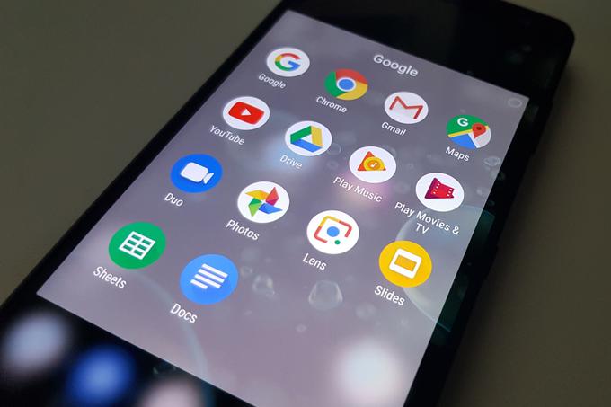 Prepoved vključuje tudi Googlov operacijski sistem Android in tako rekoč vse prepoznavne storitve, kot so trgovina z aplikacijami Google Play, Gmail, YouTube, Googlov Zemljevid.  | Foto: Matic Tomšič