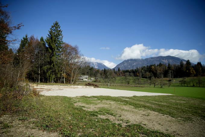 Zemljišče v Vrbnjah pri Radovljici, kjer bosta Škofic in njegova izbranka Janja Garnbret začela graditi svoj plezalni center. | Foto: Ana Kovač