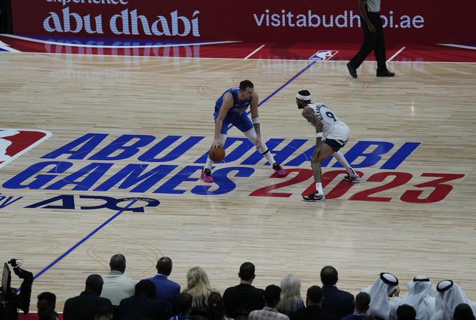 Lani je Abu Dabi v pripravljalnem obdobju gostil tudi zvezdnike lige NBA. Prišel je tudi Luka Dončić, ki se je z Dallasom pomeril proti Minnesoti. Oba kluba sta se v letošnji končnici uvrstila med najboljših osem ekip v ligi NBA.  | Foto: Guliverimage