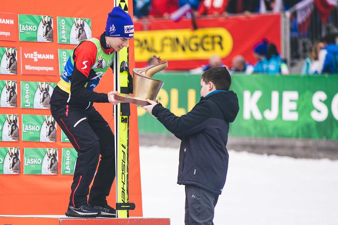 Stefan Kraft in Žiga Ščuka, ki je narisal pokal, ki so ga nato izdelali 3D. | Foto: Grega Valančič/Sportida