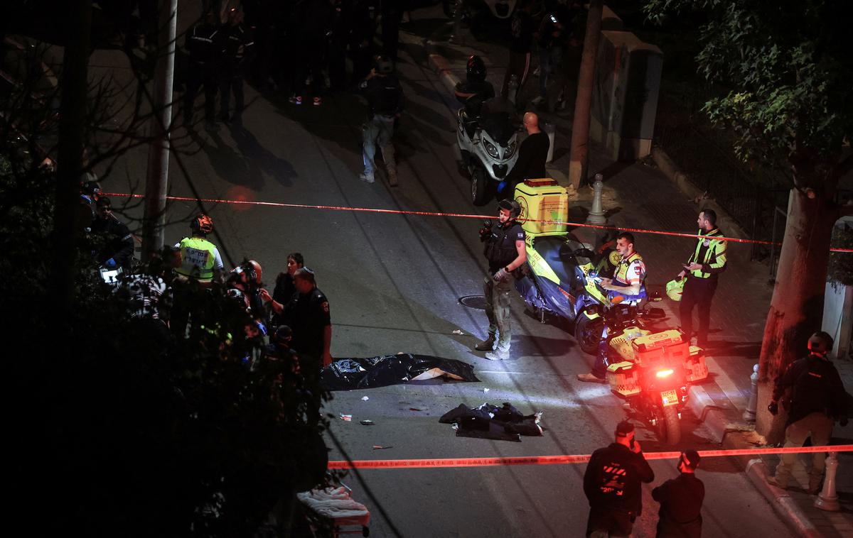 Tel Aviv, napad, | Policija je po navedbah medijev napadalca ustrelila na kraju dogodka in sumi, da bi lahko šlo za terorističen napad. | Foto Reuters