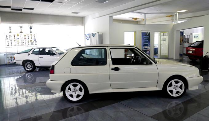 Volkswagen golf G60 rallye je bil namenjen pridobitvi FIA-homologacije za Volkswagnov štirikolesno gnani dirkalnik. Peljhan je s takim golfom začel svojo vozniško kariero. V njegovem salonu je bel serijski golf G60, ki pa ima šestnajst- in ne osemventilsko glavo. Motor ima okrog 250 "konjev".  | Foto: 