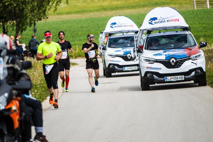 Koncept globalnega teka Wings For Life World Run je unikaten, saj po vsem svetu poteka ob istem času in nima vnaprej določenega cilja. Tekač cilj doseže v trenutku, ko ga prehiti zasledovalno vozilo oz. ga na virtualno ciljno črto opozori mobilna aplikacija.   | Foto: 