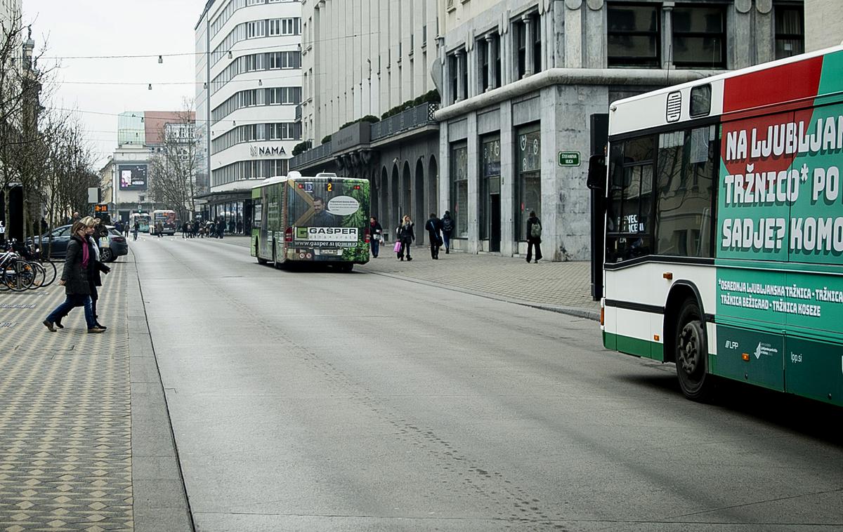 Slovenska cesta, promet, pešci, Ljubljana | Na Slovenski cesti skupaj sobivajo pešci, kolesarji in avtobusi. A tudi tu veljajo enaka prometna pravila kot na drugih cestah. | Foto Ana Kovač