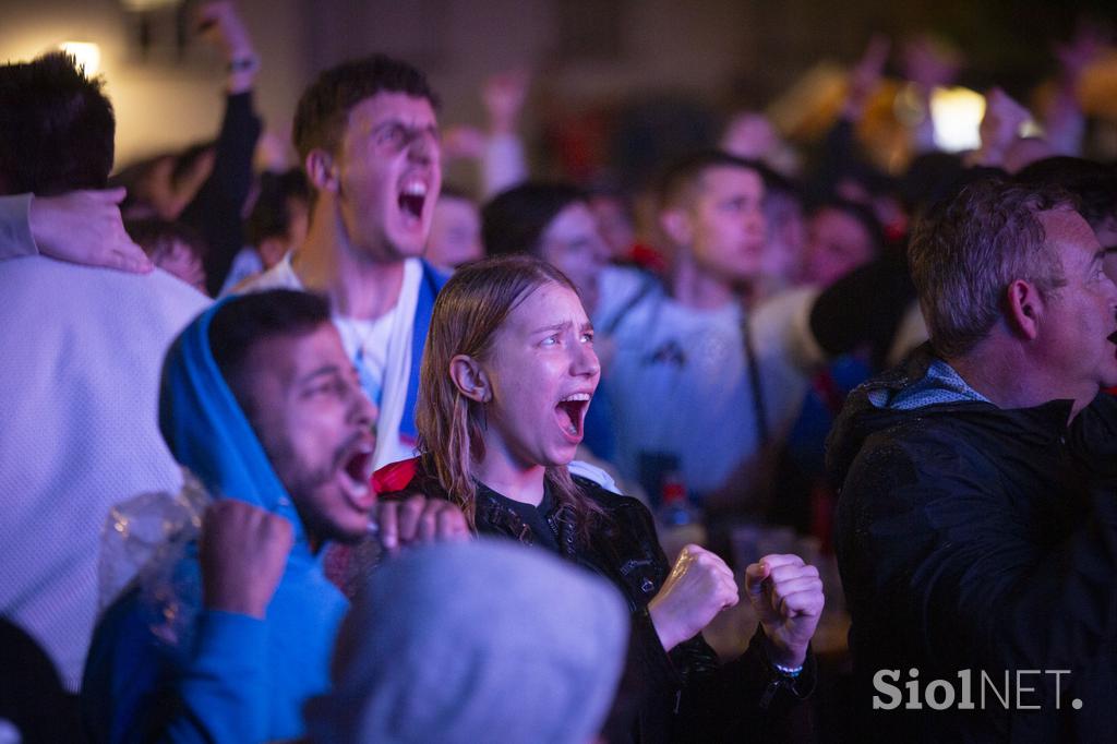 Spremljanje nogometne tekme Slovenija - Portugalska na POgačarjevem trgu v Ljubljani.