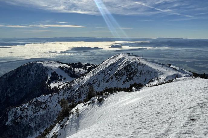 Krvavec smučišče | Smučišče je 24., 25. in 26. decembra 2020 kljub vladni prepovedi obratovanja žičnic obratovalo. | Foto Gregor Pavšič