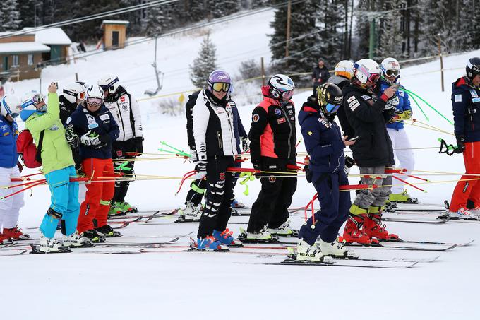 Maruša Ferk (levo, v zeleni bundi) in tekmice so se na štart podale na zanimiv način. | Foto: Sportida