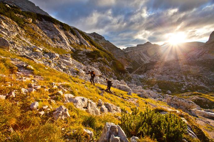 Pohodniki in jutro v Julijskih Alpah pohodništvo | Foto Jošt Gantar, vir: www.slovenia.info