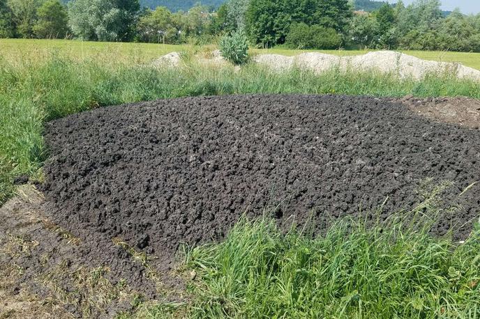 Odpadno blato | "Motiv sodelujočih je bilo torej izključno koristoljubje, ne glede na posledice, ki so in bi še lahko nastale v naravnem okolju," pojasnjujejo na Policijski upravi Celje. | Foto STA