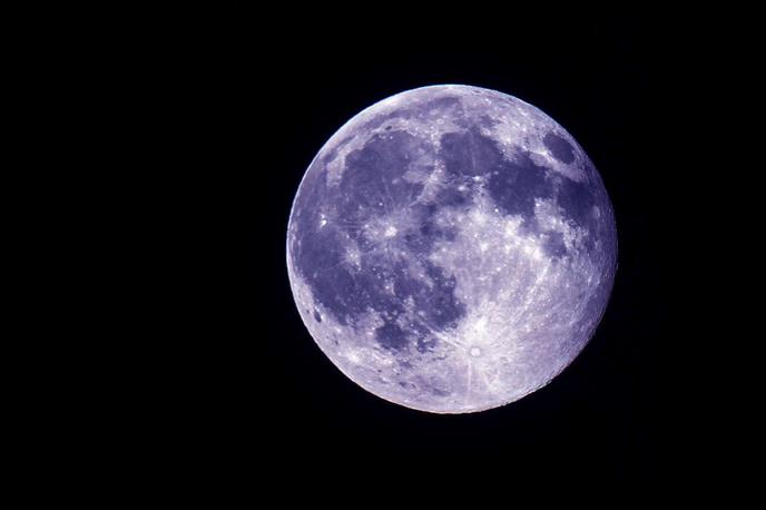 Super luna | Tokratna polna luna je bila redka kombinacija superlune in modre lune, kar ne pomeni, da je bila luna obarvana modro. Kot so pojasnili pri Nasi, je to v resnici poimenovanje za dve polni luni v enem mesecu ali za tretjo polno luno v enem letnem času s štirimi polnimi lunami. | Foto STA