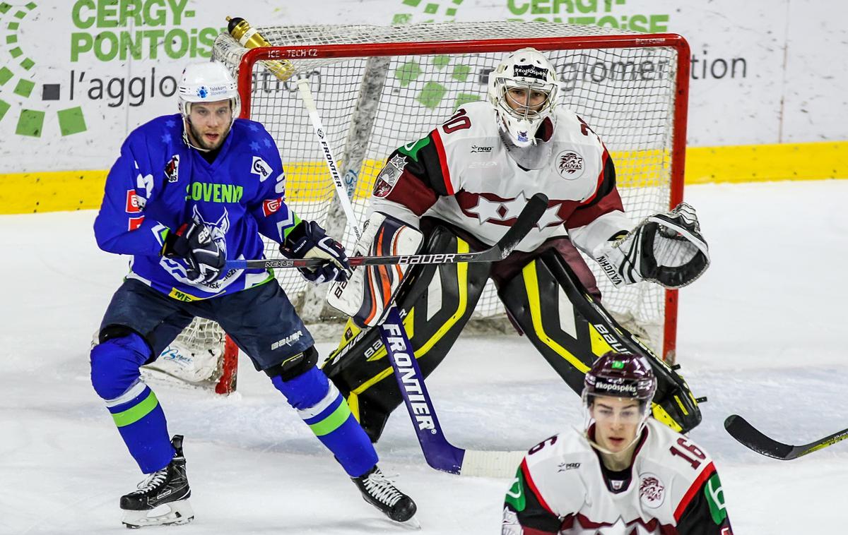 slovenska hokejska reprezentanca Latvija EIHC | Slovenci so turnir v Latviji odprli s porazom po kazenskih strelih proti gostiteljem. Rok Tičar je prispeval oba slovenska zadetka. | Foto HZS/Drago Cvetanovič