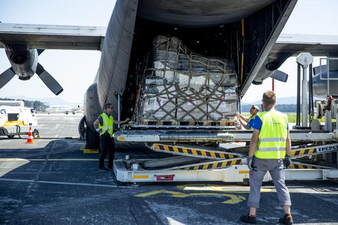 S poljskim vojaškim letalom so v Slovenijo pripeljali 33 palet humanitarne pomoči v vrednosti 80 tisoč evrov. | Foto: Ana Kovač