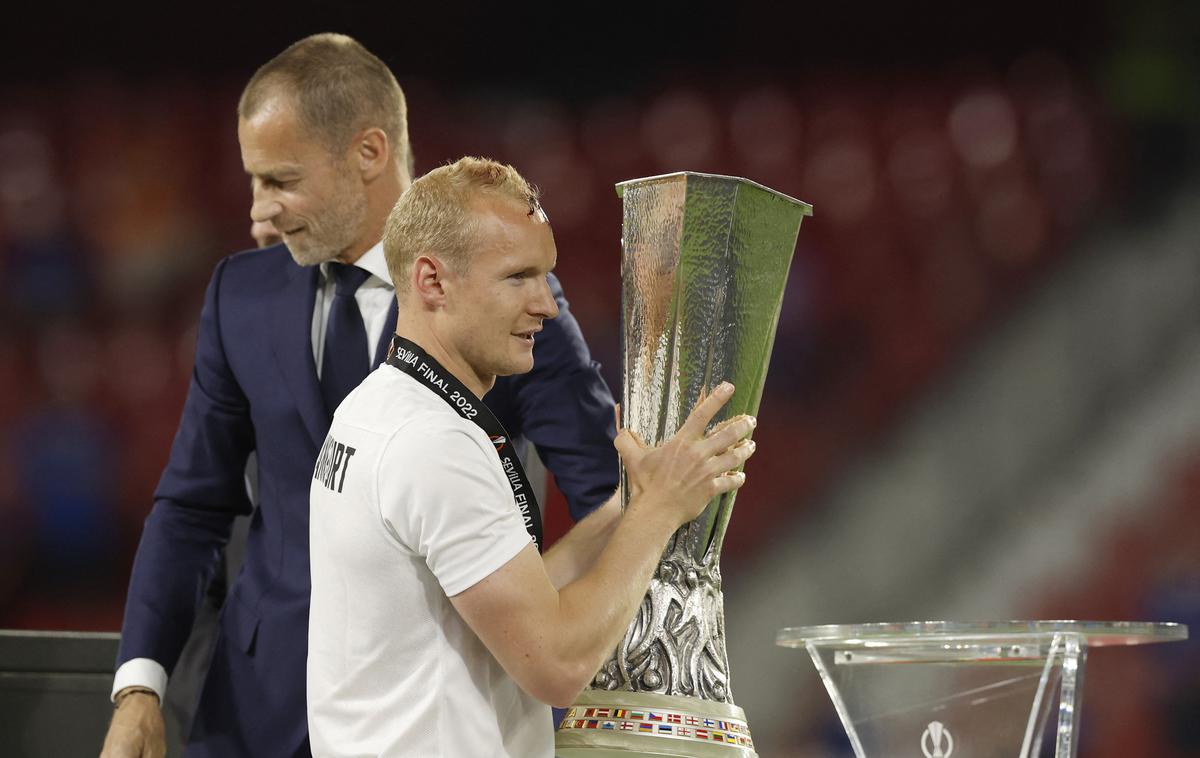 Sebastian Rode | Po koncu je od predsednika Uefe Aleksandra Čeferina prejel pokal za zmago.  | Foto Reuters