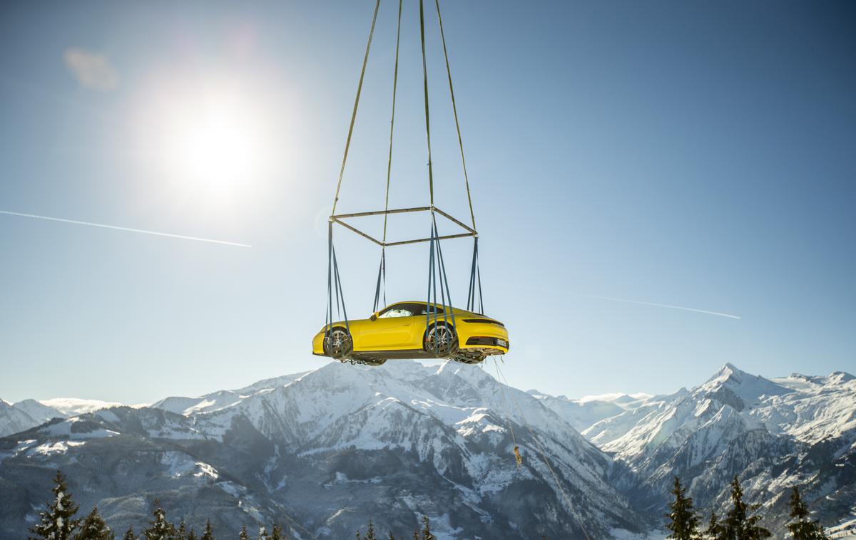 Porsche Zell am See | Na Areit-Alm, ki leži na nadmorski višini 1.408 metrov, so s helikopterjem pripeljali novega porscheja 911. | Foto Porsche