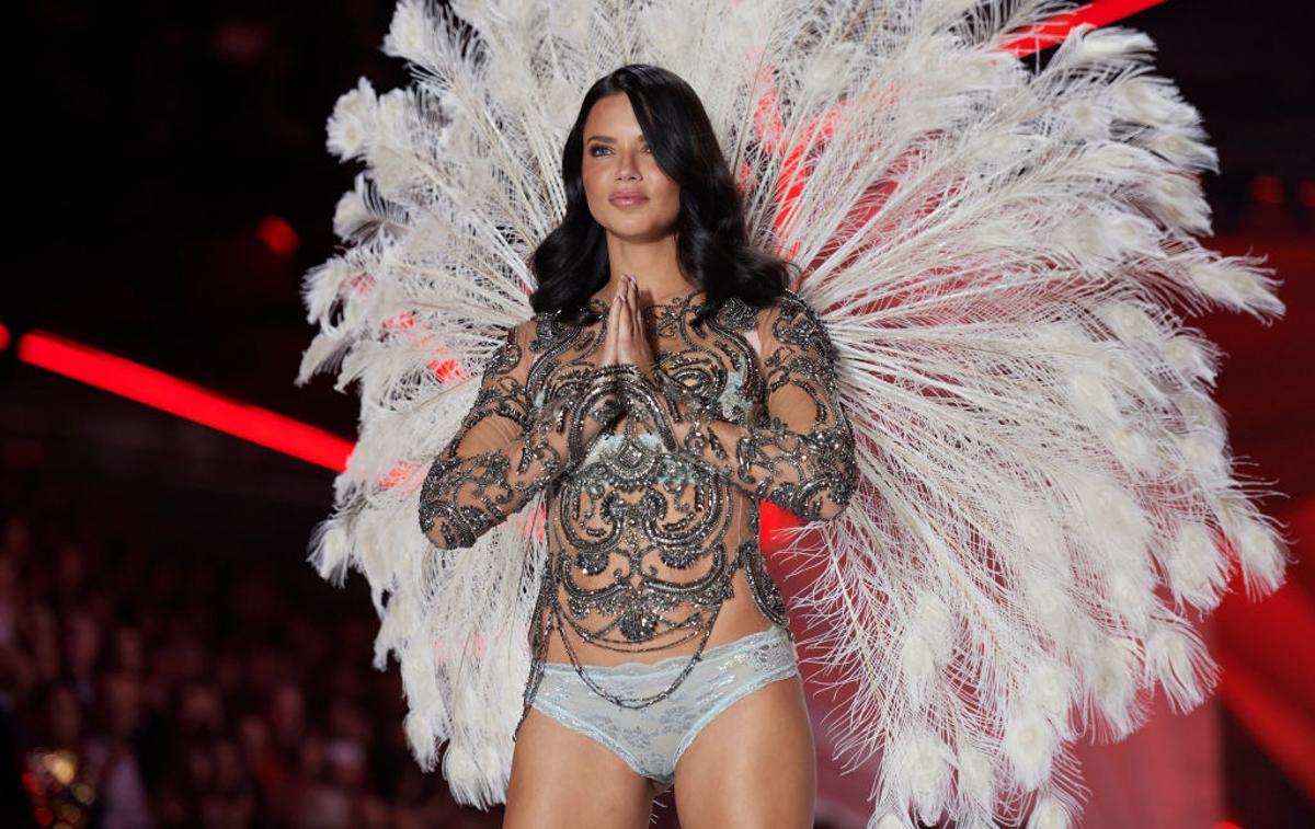 Victoria's Secret | Adriana Lima se je sinoči po brvi Victoria's Secret sprehodila devetnajstič in zadnjič. | Foto Getty Images