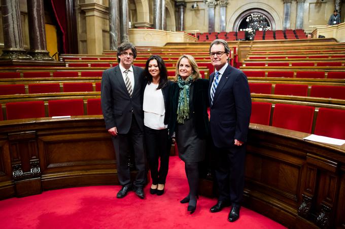 Carles Puigdemont in Marcela Topor januarja 2016, ko je bil Puigdemont v katalonskem parlamentu izvoljen za novega predsednika katalonske regionalne vlade. Na fotografiji sta skupaj s prejšnjim predsednikom katalonske vlade Arturjem Masom in njegovo ženo Heleno Rakosnik. Tako kot Toporjeva je tudi Rakosnikova po rodu iz nekdanje komunistične Vzhodne Evrope - je namreč Čehinja. | Foto: Getty Images