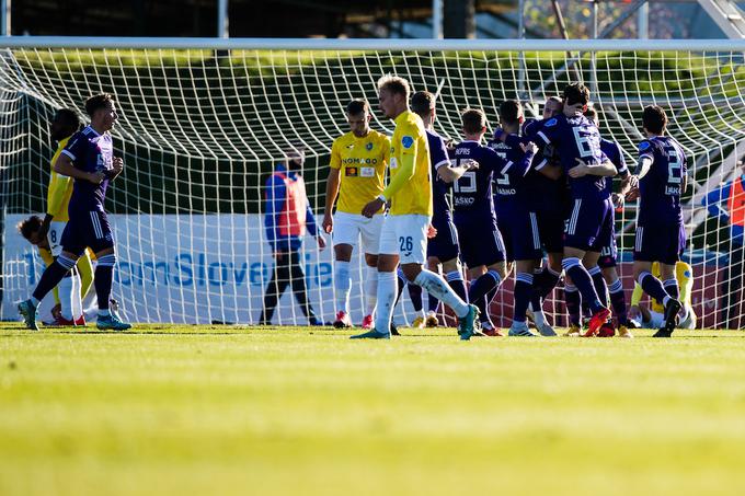 Mariborčani so v Ljubljani pozdravili tretjo zaporedno zmago v prvi ligi. | Foto: Grega Valančič/Sportida