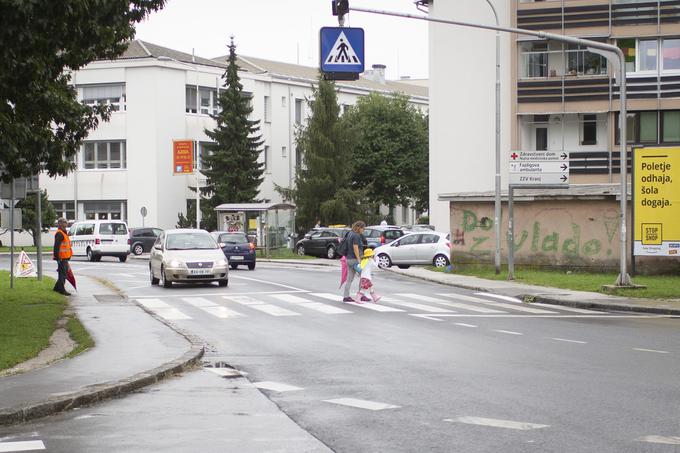 Da je bila pot v šolo in domov na prvi šolski dan varna, so na območju šol in vrtcev ter na šolskih poteh poskrbeli številni policisti, redarji in prostovoljci. | Foto: Bojan Puhek