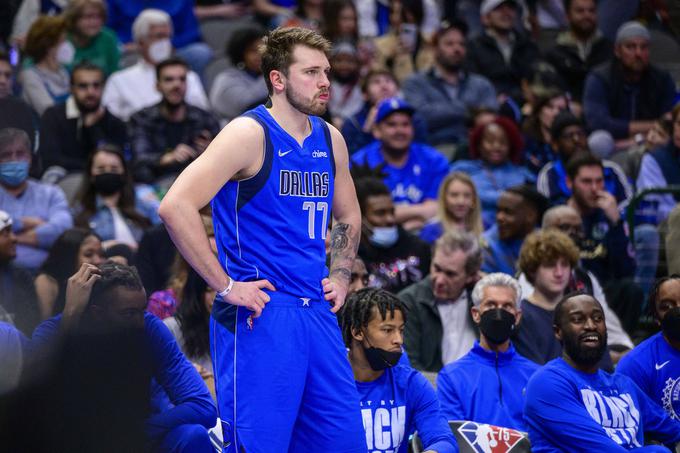 Dončić je že v prvem polčasu prejel kar štiri osebne napake. Še nikoli se mu ni pripetilo, da bi jih na dvoboju lige NBA prejel šest. | Foto: Reuters