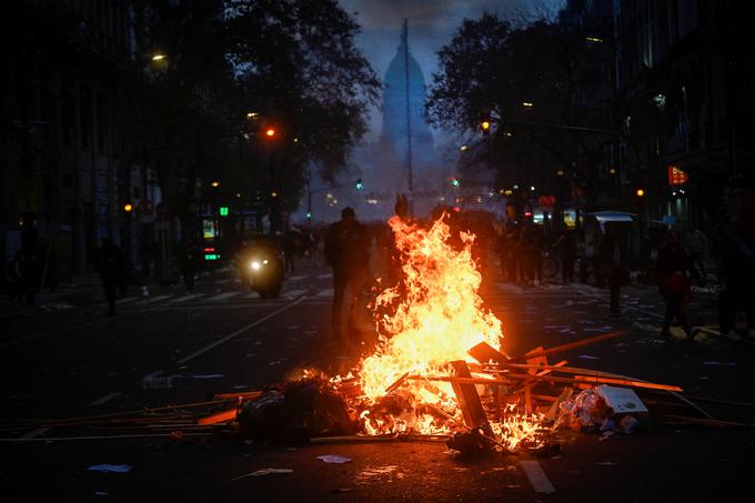 Zažigali so avtomobile.  | Foto: Reuters