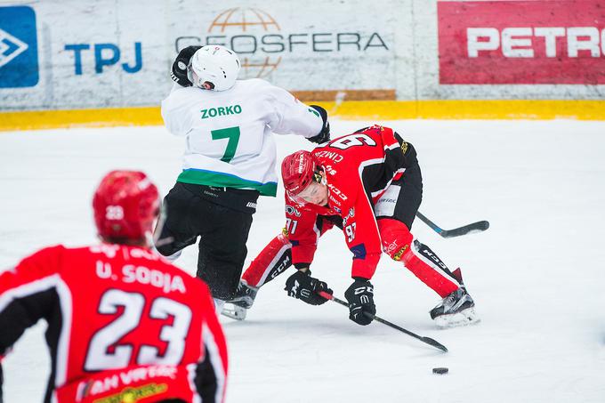 Jeseničani so Olimpijo v soboto premagali šestič na sedmih obračunih te sezone. V Podmežakli so slavili najvišjo zmago nad zmaji (7:2). | Foto: Žiga Zupan/Sportida