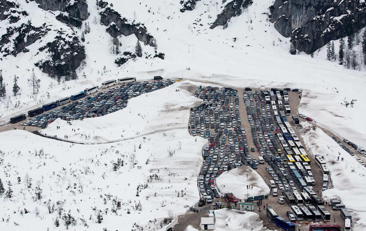 parkirišča Planica | Kamen spotike pred SP v Planici so za AAG začasna parkirna mesta za potrebe prvenstva v bližini krožišča v Ratečah. Na fotografiji: parkirišča v Planici, ki niso problematična. | Foto Vid Ponikvar