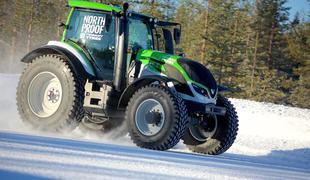 Najhitrejši traktor: po finskem snegu ga je Juha Kankkunen gnal do 130 km/h