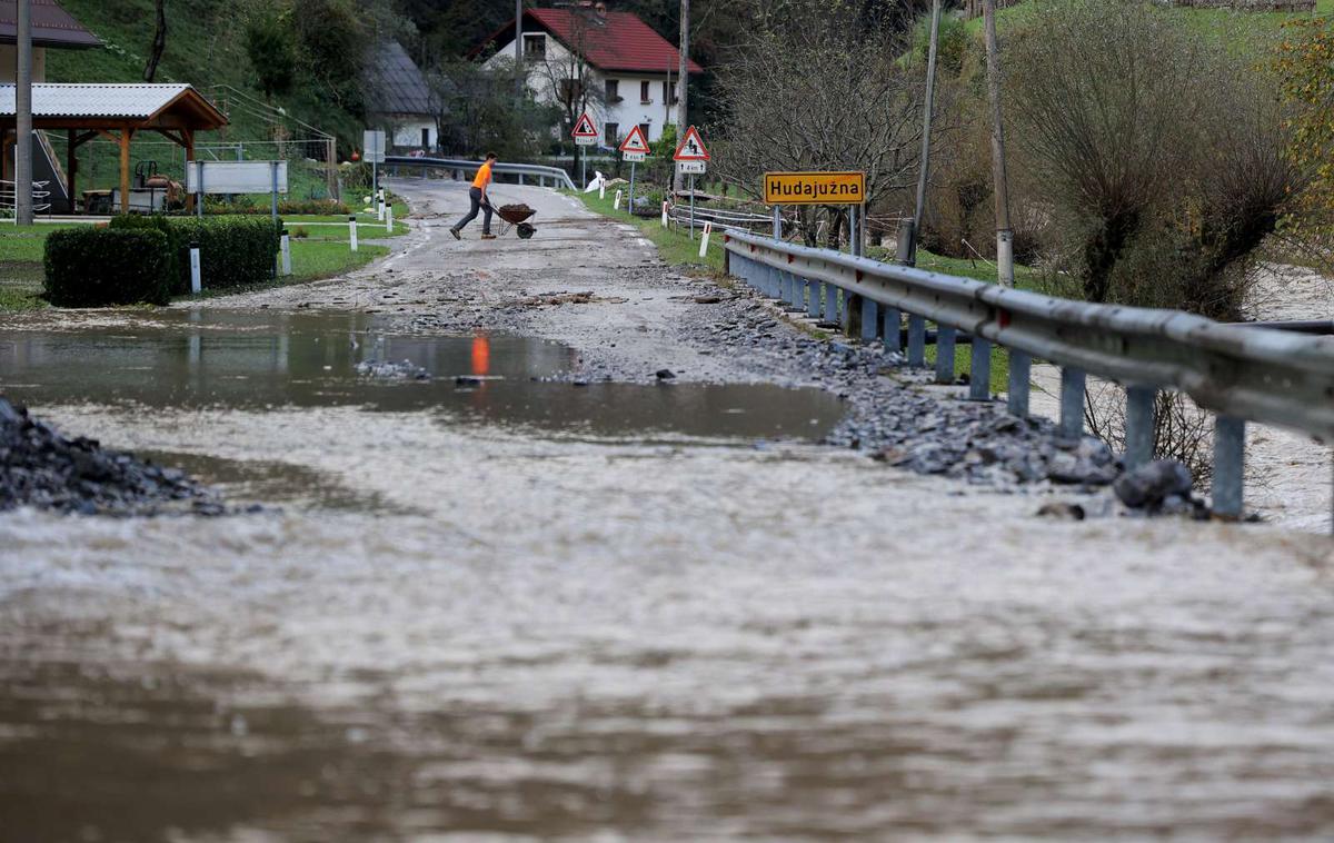 Hudajužna | Podbrdo, Petrovo Brdo in okoliške vasi so znova dobili cestno povezavo z drugimi deli občine, so na spletni strani sporočili v Občini Tolmin. Kot so zapisali, je 30-metrski odsek državne ceste med Hudajužno in Podbrdom, ki ga je Bača s svojim rekordnim pretokom odnesla v petek, ekipi koncesionarja in podizvajalcev čez noč uspelo sanirati. | Foto STA