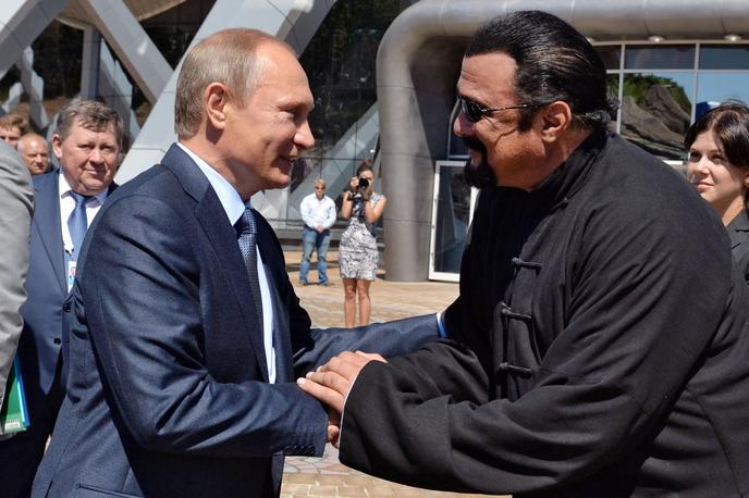 Steven Seagal | Steven Seagal in Vladimir Putin. Ameriški igralec dolga leta trdi, da sta z ruskim predsednikom velika prijatelja. Res sta se pogosto skupaj pojavljala na dogodkih, povezanih z borilnimi veščinami, Putin je tudi osebno podpisal Seagalov ruski potni list, ko je ta dobil rusko državljanstvo, a uradna Moskva je v zadnjih letih poskusila vendarle nekoliko zmanjšati težo njunega razmerja, češ da ne gre za intimno prijateljstvo, temveč si je Putin zgolj "ogledal nekaj igralčevih filmov". | Foto Guliver Image