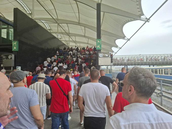 Kolone navijačev ob izstopu na postaji, ki vodi do Allianz Arene. | Foto: R. P.