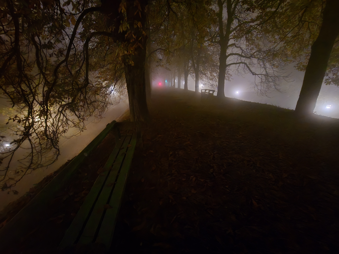 Sprehajalna pot ob ljubljanskem gradu ponoči. Ljubljansko kotlino je prekrivala trdovratna megla. | Foto: David Florjančič