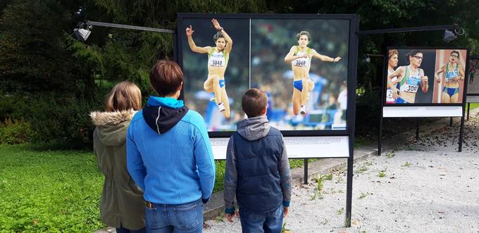 Razstavo v Tivoliju in fotografije svoje mame na njej sta si z zanimanjem ogledala tudi otroka. | Foto: osebni arhiv/Lana Kokl