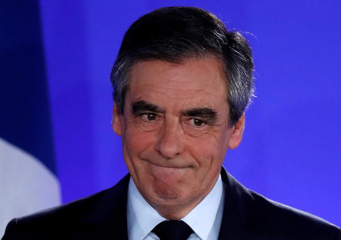 Še januarja letos se je zdelo, da je Francois Fillon, ki je ponujal katoliški konservativizem, zavračanje multikulturnosti, boj proti islamskemu radikalizmu in tržne reforme v slogu Margaret Thatcher, na poti v Elizejsko palačo. Zdaj pa se mora soočiti z grenkim porazom. V drugem krogu bo Fillon podprl Macrona. | Foto: Reuters