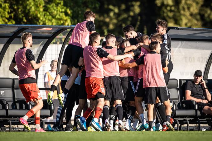 Nogometaši Mure so se prvi veselili, na koncu pa remizirali z Bravom. | Foto: Jure Banfi/alesfevzer.com