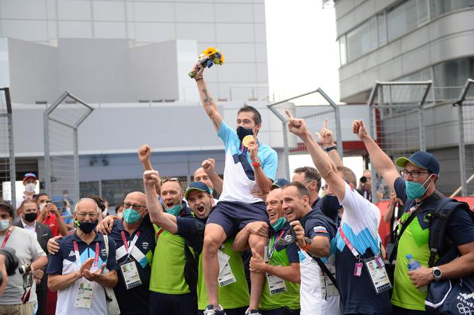 Veliko slavje po Rogličevi zlati olimpijski medalji. Švab je na fotografiji skrajno desno.  | Foto: Guliverimage/Vladimir Fedorenko