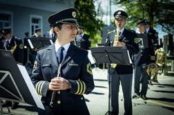 Slovenski protokolarni orkester v modri uniformi