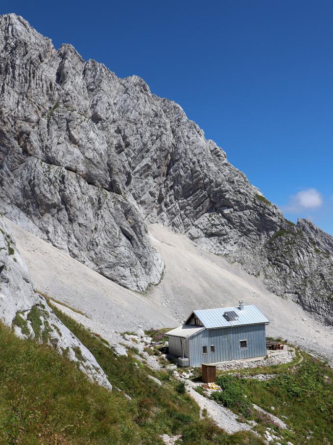 Zavetišče pod Špičkom in zahodno steno Velikega Ozebnika | Foto: Matej Podgoršek