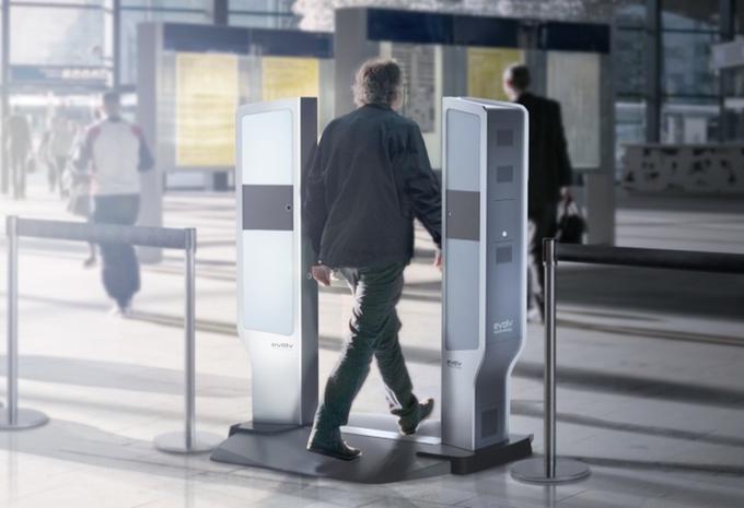 Takšen je telesni skener podjetja Evolv, ki opravi pregled v delčku sekunde. Pri tem se potniku ni potrebno niti ustaviti. Takšna vrsta pregleda bo močno pospešila pretok na letališčih in hkrati povečala varnost. | Foto: Evolv